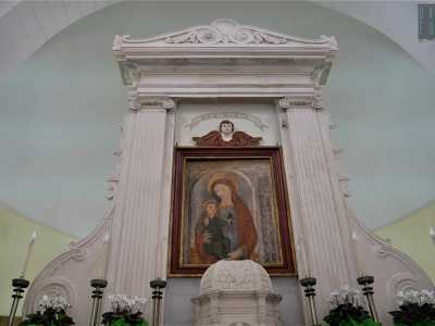 ...che accoglie un venerato dipinto della Madonna col Bambino